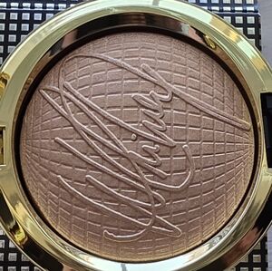 MAC Extra Dimension Skinfinish Just Whitney